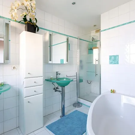Vaneau 2br With Sea View, Garden Parking