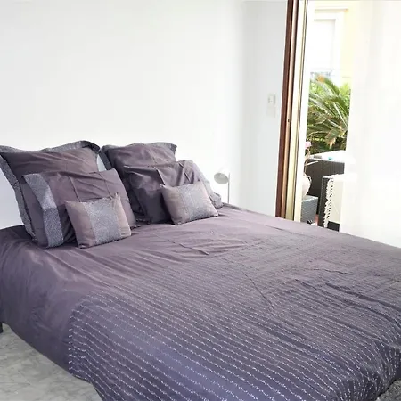 Vaneau 2br With Sea View, Garden Parking *